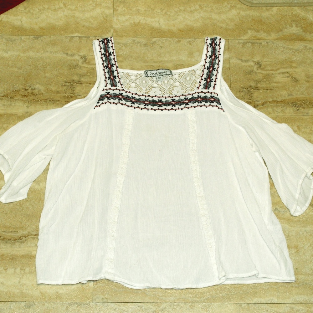 open shoulder quarter sleeve detailed blouse